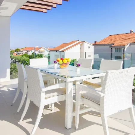 Royal Ii בית הארחה